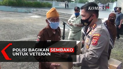 Polisi Bagikan Sembako Untuk Vetran Perang Indonesia