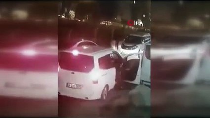 Hırsızın, minibüsün altındaki stepne lastiği çaldığı anlar kamerada