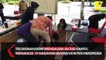 Risma Sujud Di Depan Dokter Dari IDI