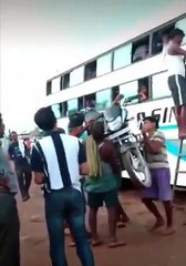 सिर पर बाइक लेकर बस के ऊपर चढ़ गया शख्स, वीडियो को देखकर लोग बोले- 'आज का बाहुबली'