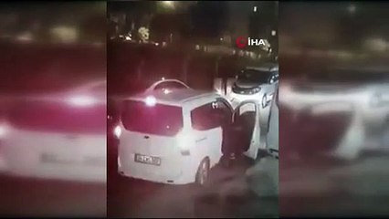 Hırsızın, minibüsün altındaki stepne lastiği çaldığı anlar kamerada