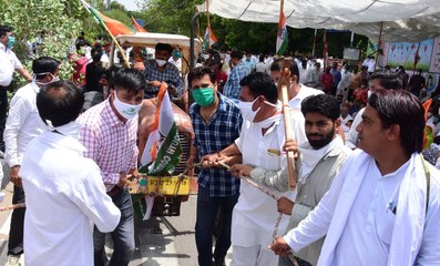 पेट्रोल-डीजल की बढ़ती कीमतों पर युवा कांग्रेस ने रस्सी से ट्रेक्टर खींचकर किया प्रदर्शन