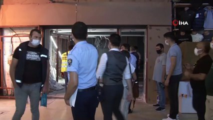 Kapalıçarşı'da usulsüz tadilat yapıldığı iddialarıyla tartışmalara konu olan döviz bürosunda sonradan eklenen yapılar söküldü