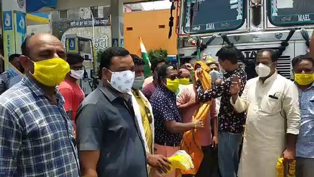 शाजापुर में ब्लॉक कांग्रेस ने डीजल पेट्रोल की मूल्यवृधि को लेकर किया अनोखा विरोध
