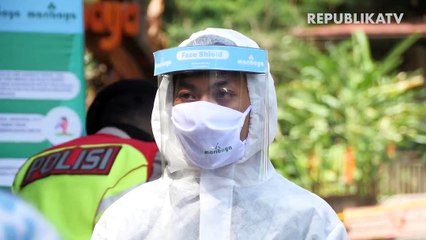 Petugas mengenakan pelindung wajah (face shield) memasang tanda jarak fisik (physical distancing) di area The Lodge Maribaya, Lembang, Kabupaten Bandung Barat.