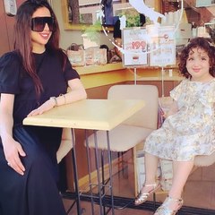 دنيا بطمة تصطحب زوجها محمد الترك وابنتهما غزل بجولة تسوق لتنفي خلافهما