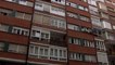 Vecinos y amigos llevan comida a los inquilinos confinados en un edificio en Santander tras detectarse un brote de coronavirus