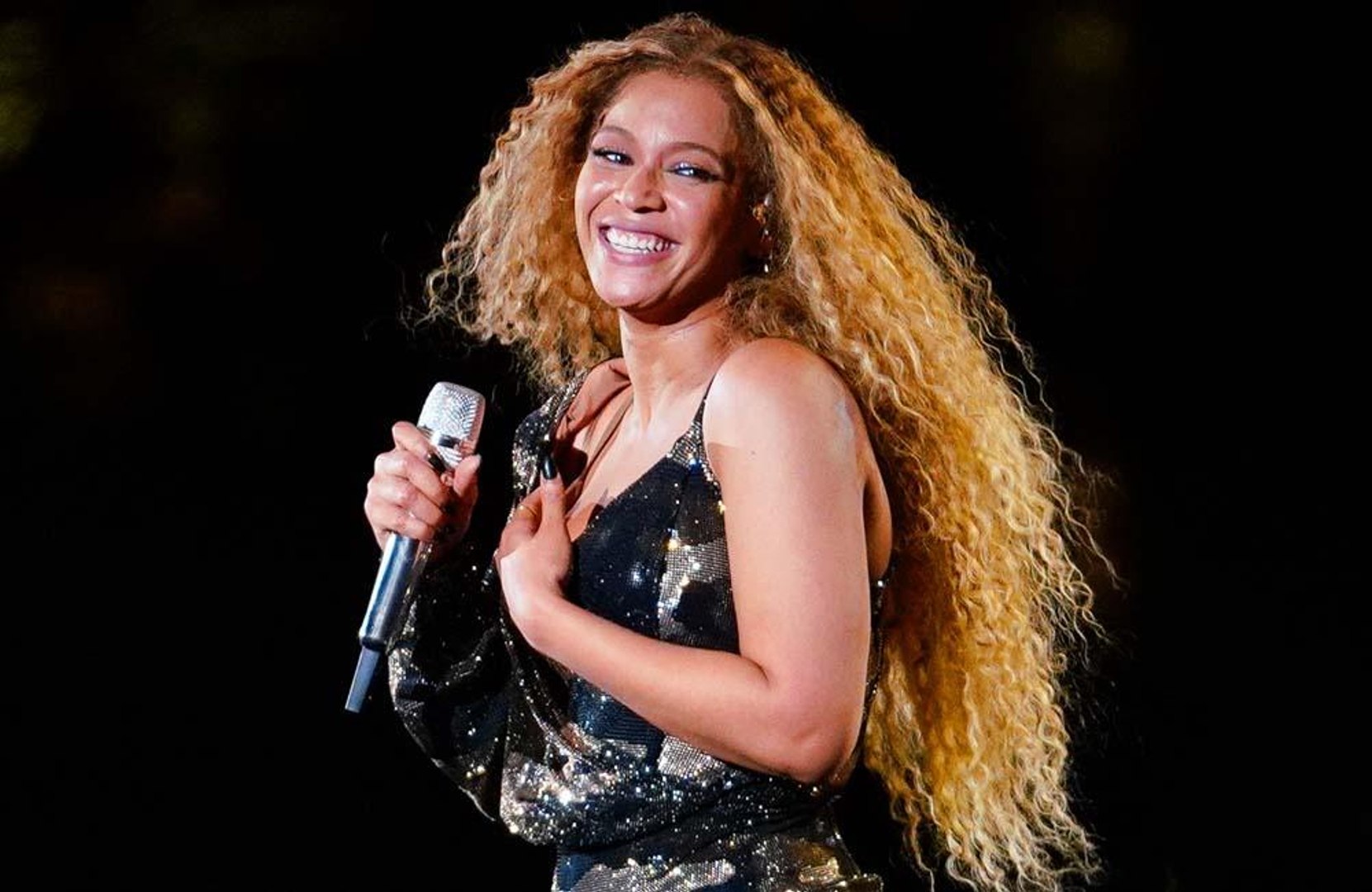 ⁣Beyonce dedicates BET Award to Black Lives Matter movement
