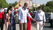 Reciben entre aplausos y vítores a los Reyes en su visita a las 3.000 viviendas de Sevilla