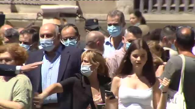 Los reyes, recibidos en las Tres Mil Viviendas: Más trabajo, menos caridad