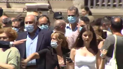 Los reyes, recibidos en las Tres Mil Viviendas: "Más trabajo, menos caridad"