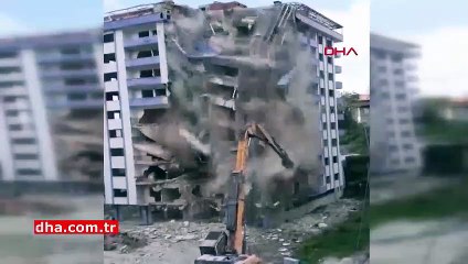 Korkutan anlar! Yıkımı yapılan bina aniden çöktü