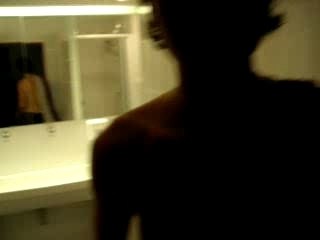 Oliv se prend de l'eau gelée sous la douche