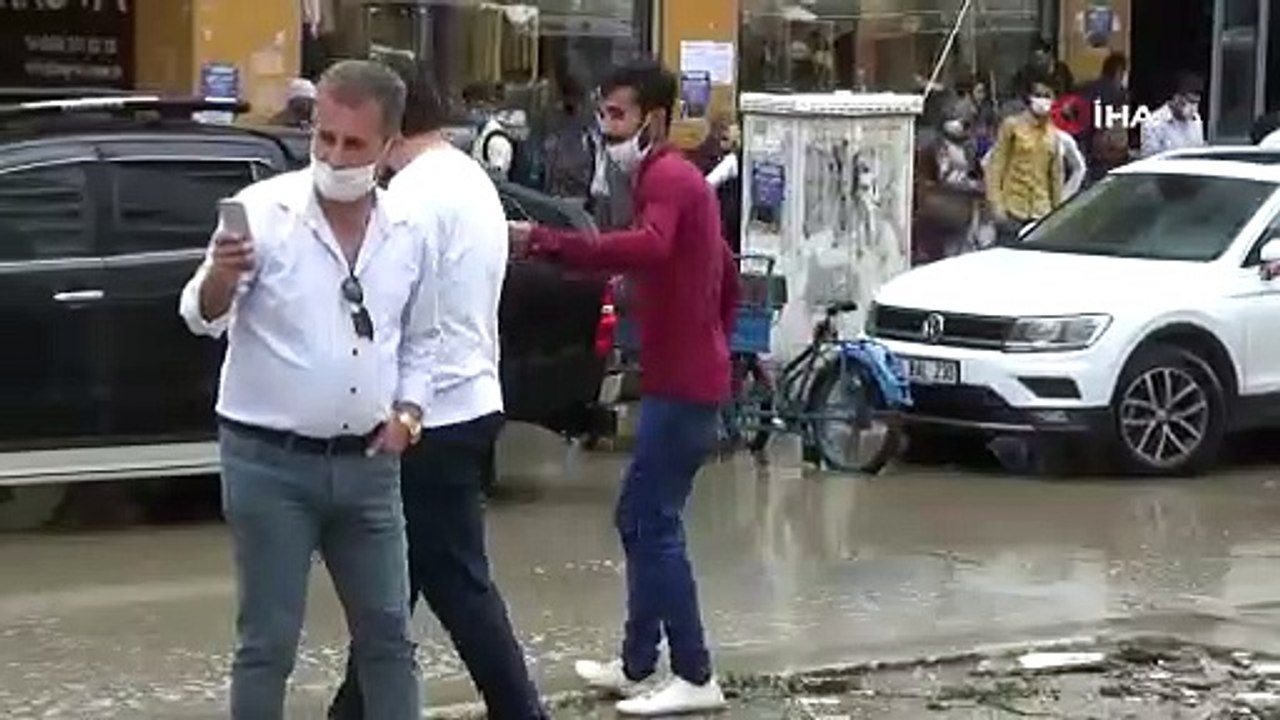 Yüksekovada aniden bastıran yağmur caddeleri gölete çevirdi