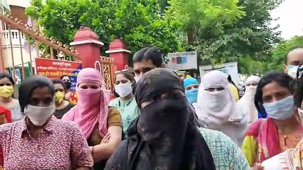 इंदौर के सिक्का स्कूल के बाहर जुटे अभिभावक, नो स्कूल नो फीस को लेकर किया प्रदर्शन
