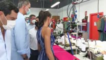 Los Reyes Felipe y Letizia visitan un taller de mascarillas