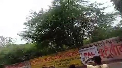 पूछताछ के लिए ले जाए जा रहे व्यक्ति ने हाथ छुड़ाया, सड़क पर की नौटंकी