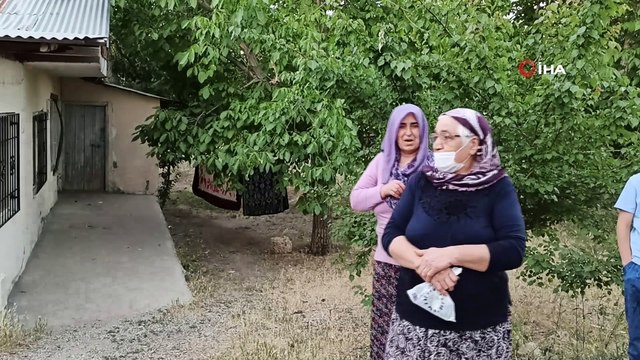 Cinnet getiren öğretmen 40 yıllık komşularına satırla saldırdı.