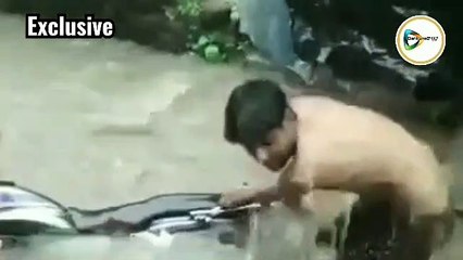 জলের তোড়ে ভাসল মোটর বাইক,এলাকার ঘরে,ঘরে ঢুকল জল, দেখুন বিষ্ণুপুর শহরের ভয়াবহ  জলছবির ভিডিও।