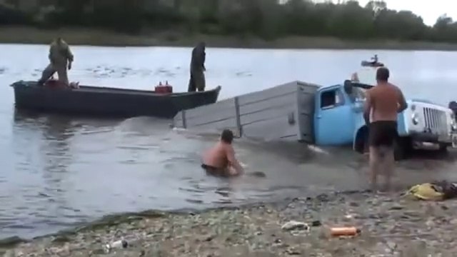 Ces russes ont oublié le frein sur leur camion... oups