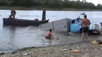 Ces russes ont oublié le frein sur leur camion... oups