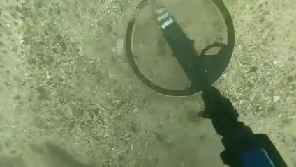 Il retrouve 9 alliances au fond de la mer avec son détecteur de métaux