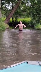 Il embrase une rivière remplie de gaz