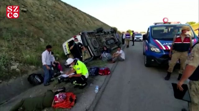 Lastiği patlayan minibüs yan yattı: 16 yaralı
