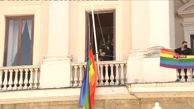 El Ayuntamiento de Cádiz retira la bandera arcoíris ante la indignación del colectivo LGTBI