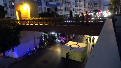 Polis ,eşiyle barıştırma sözü verdi eyleminden vazgeçti