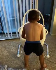 Trop mignon : il chante à sa petite soeur dans le berceau !