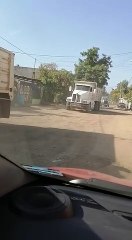 Se manifiestan vecinos de Aguaruto tras daños a sus viviendas por el paso de transporte pesado