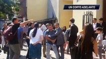 Pelea entre evangelicos en el frente de una iglesia