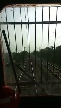 जब 180 की स्पीड से दौड़ी ट्रेन तो हुआ यह, देखें VIDEO