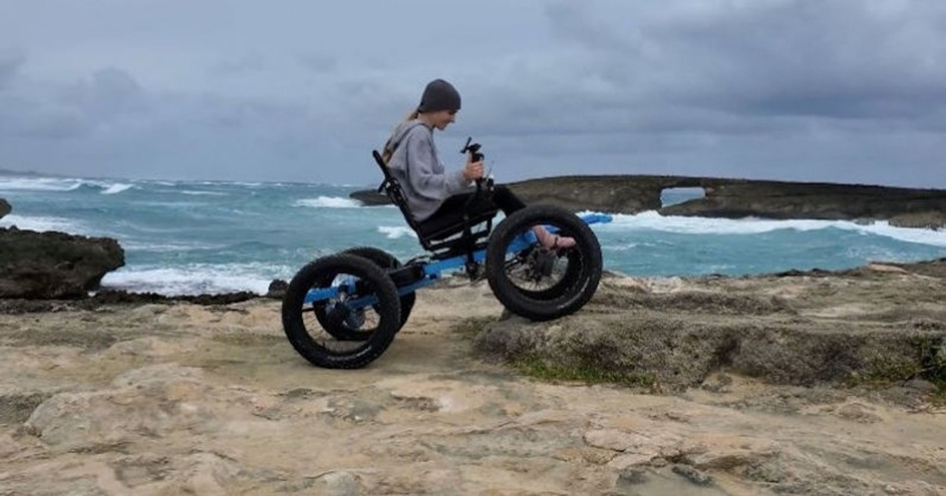 Un homme fabrique un fauteuil roulant tout-terrain pour aider son épouse à mieux se déplacer