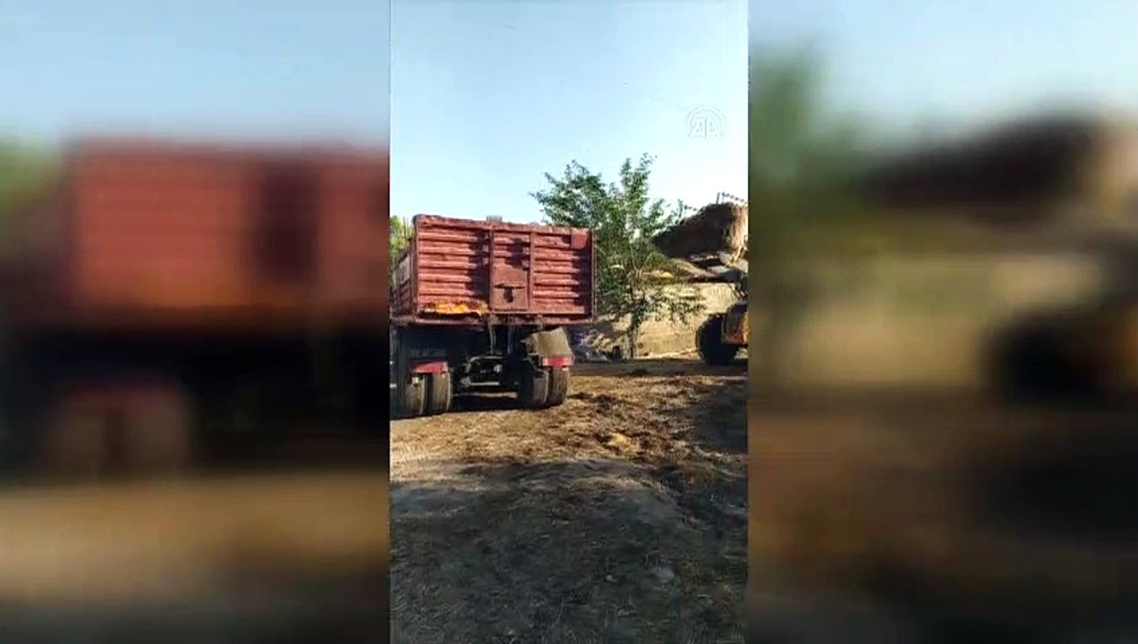 Besi çiftliğinde çıkan yangında 7 bin balya saman yandı - ADANA