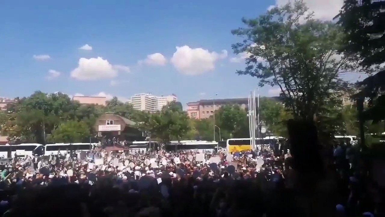 Ankara Adliyesi önünde toplanan avukatlar "Savunma susmadı, susmayacak" ve "Faşizme karşı omuz omuza" sloganları attı.