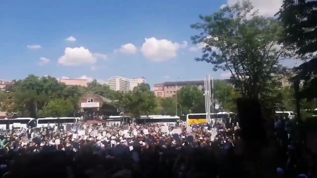 Ankara Adliyesi önünde toplanan avukatlar Savunma susmadı, susmayacak ve Faşizme karşı omuz omuza sloganları attı.