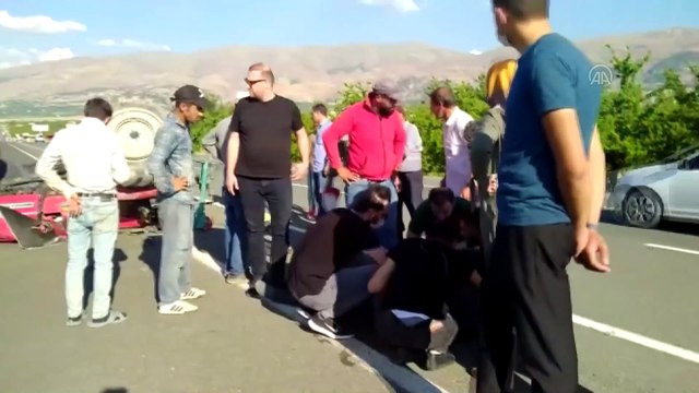 Traktör ile otomobil çarpıştı: 2 yaralı - MALATYA