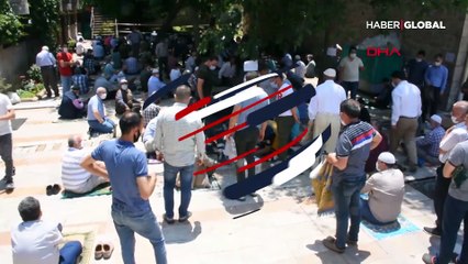 Cuma namazını beklerken cami bahçesinde kalp krizi geçirdi