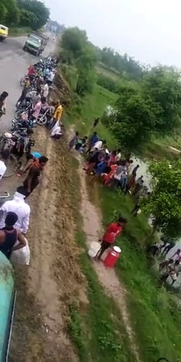 इंडियन ऑयल के टैंकर पलटा, ग्रामीणों ने मुफ्त में खूब भरा डीज़ल