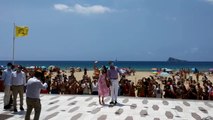 Los Reyes caminan por el paso de  la playa de Levante de Benidorm (Alicante)
