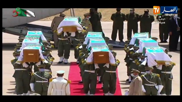 لحظة إخراج رفات الشهداء من الطائرة