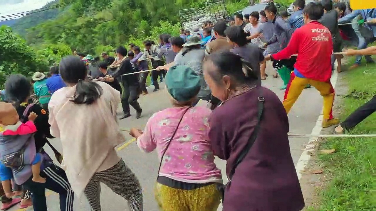 Strangers Come Together to Retrieve Crashed Car