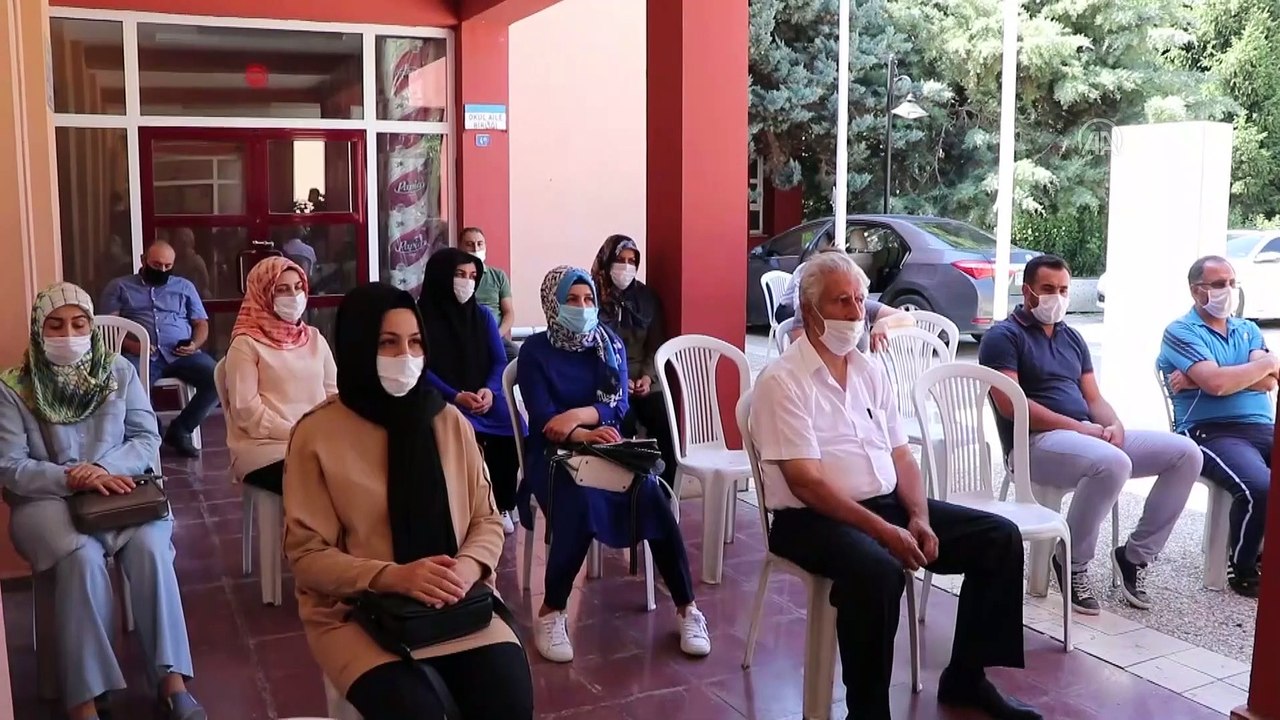 İlkokul öğrencilerine "Arkadaş" tatil kitabının dağıtımına başlandı - ELAZIĞ