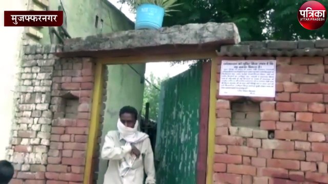 चकबंदी विभाग से नाराज किसानों ने अपने घरों पर लगाए पलायन के पोस्टर