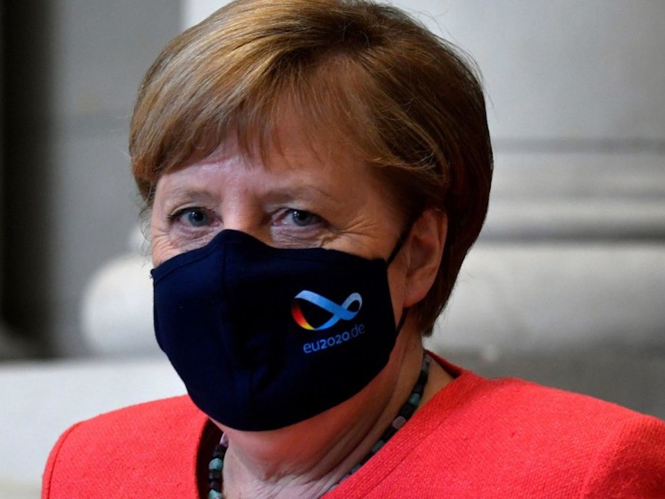 Jetzt also doch: Angela Merkel zeigt sich mit Maske