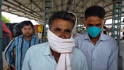 मंडी में किसानों ने कहा: नगद भुगतान की व्यवस्था हो