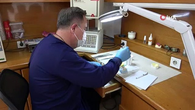 Diş protezi yaparken yaptığı besteler yüz binlerce kez dinleniyor