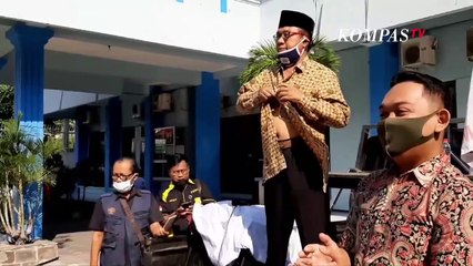 Aksi Lepas Baju Rektor Uniba di Tengah Aksi Demo